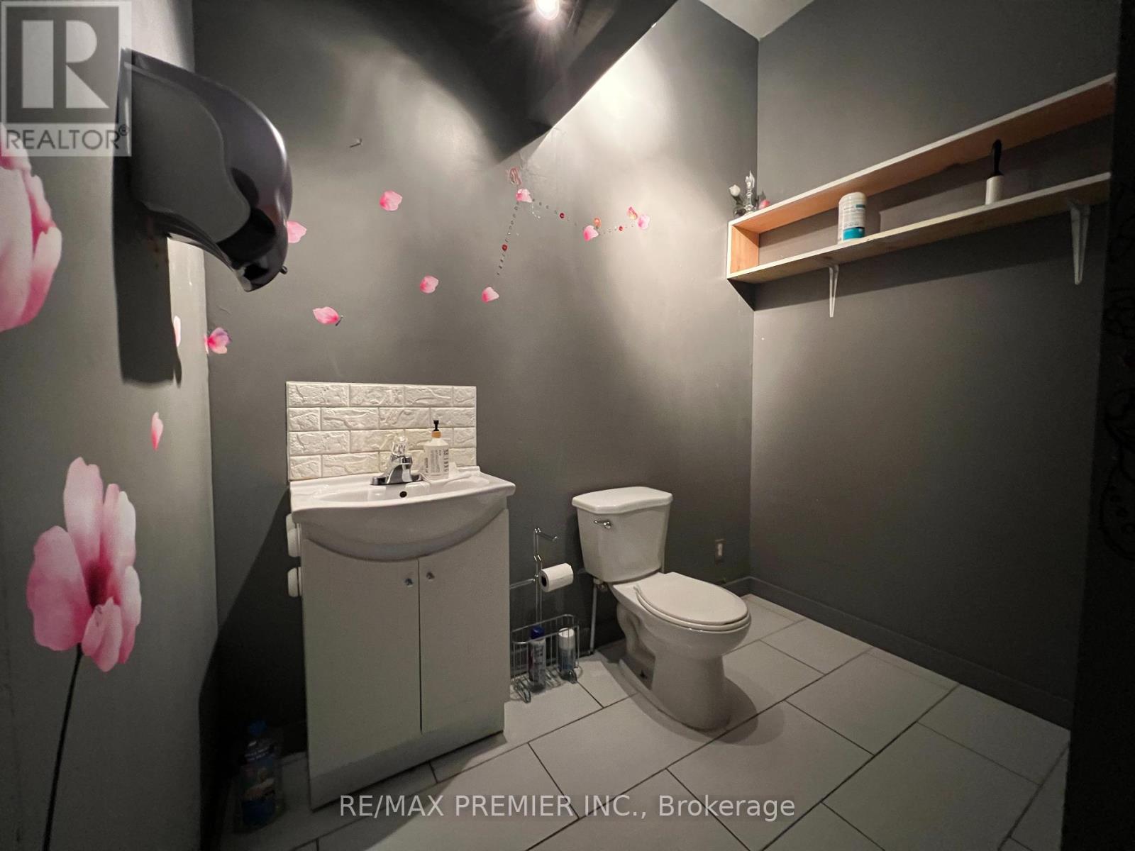 #1 – 879 SHEPPARD AVENUE W
