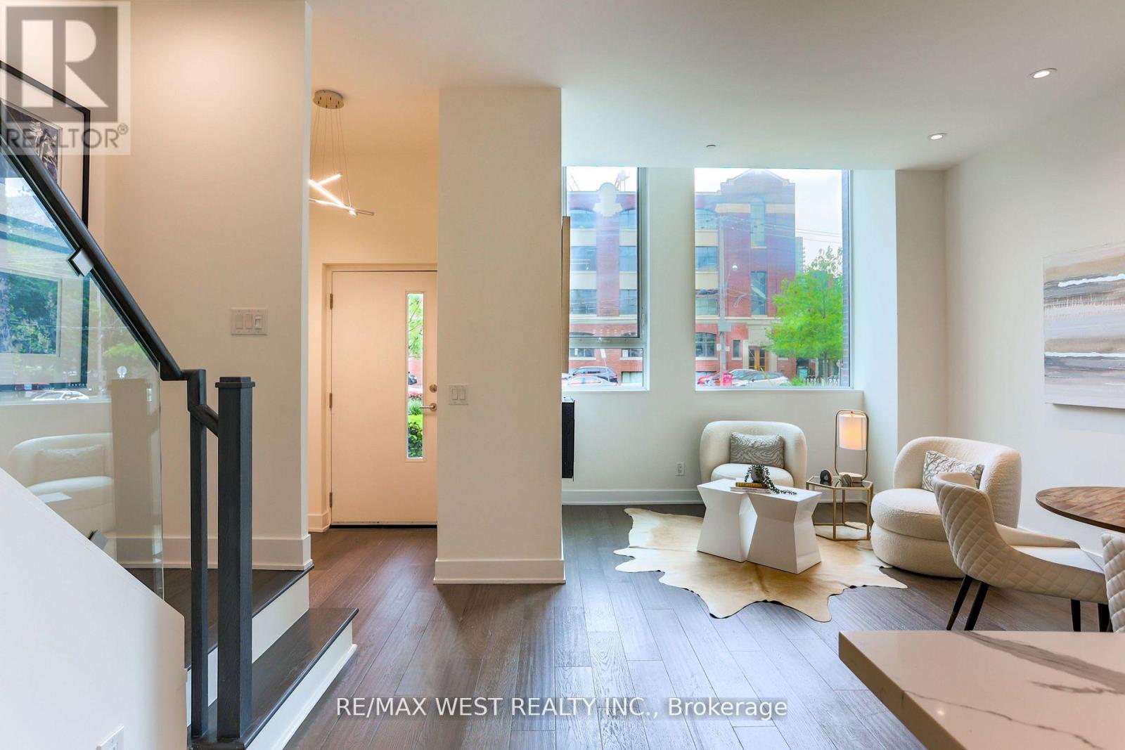 TH02 – 508 WELLINGTON STREET W
