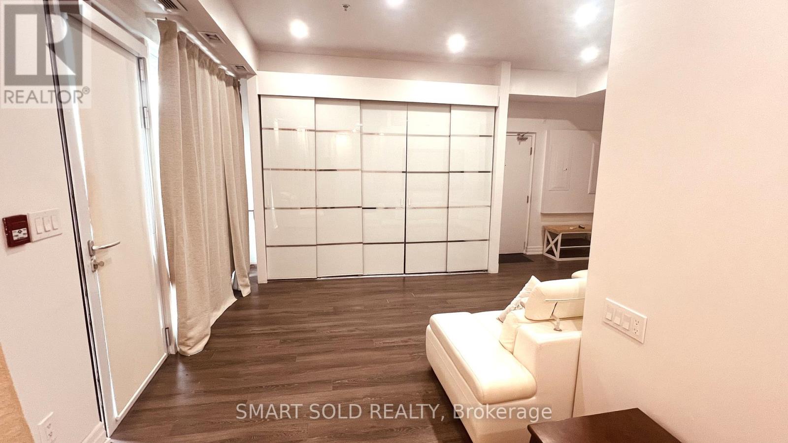 4 – 722 SHEPPARD AVENUE W