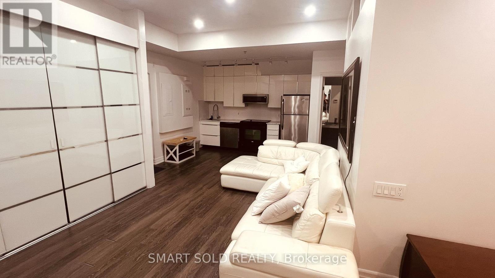 4 – 722 SHEPPARD AVENUE W