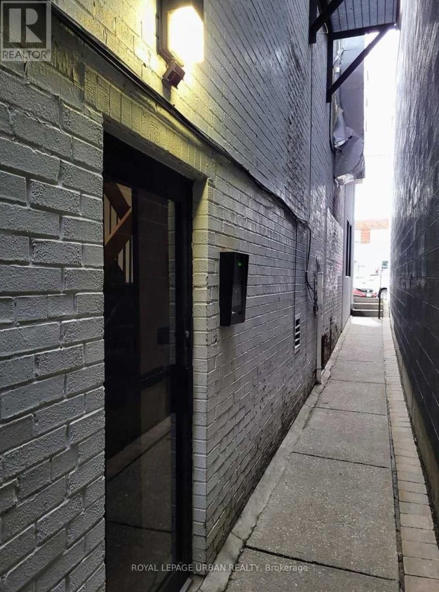 1 B – 985 COXWELL AVENUE