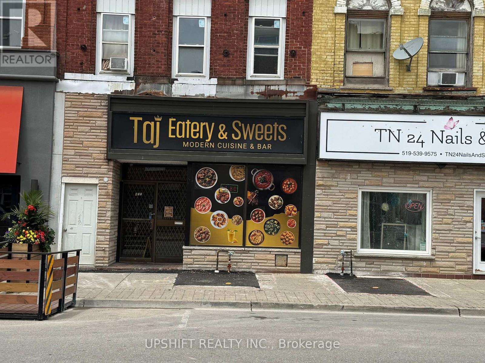 411 DUNDAS STREET