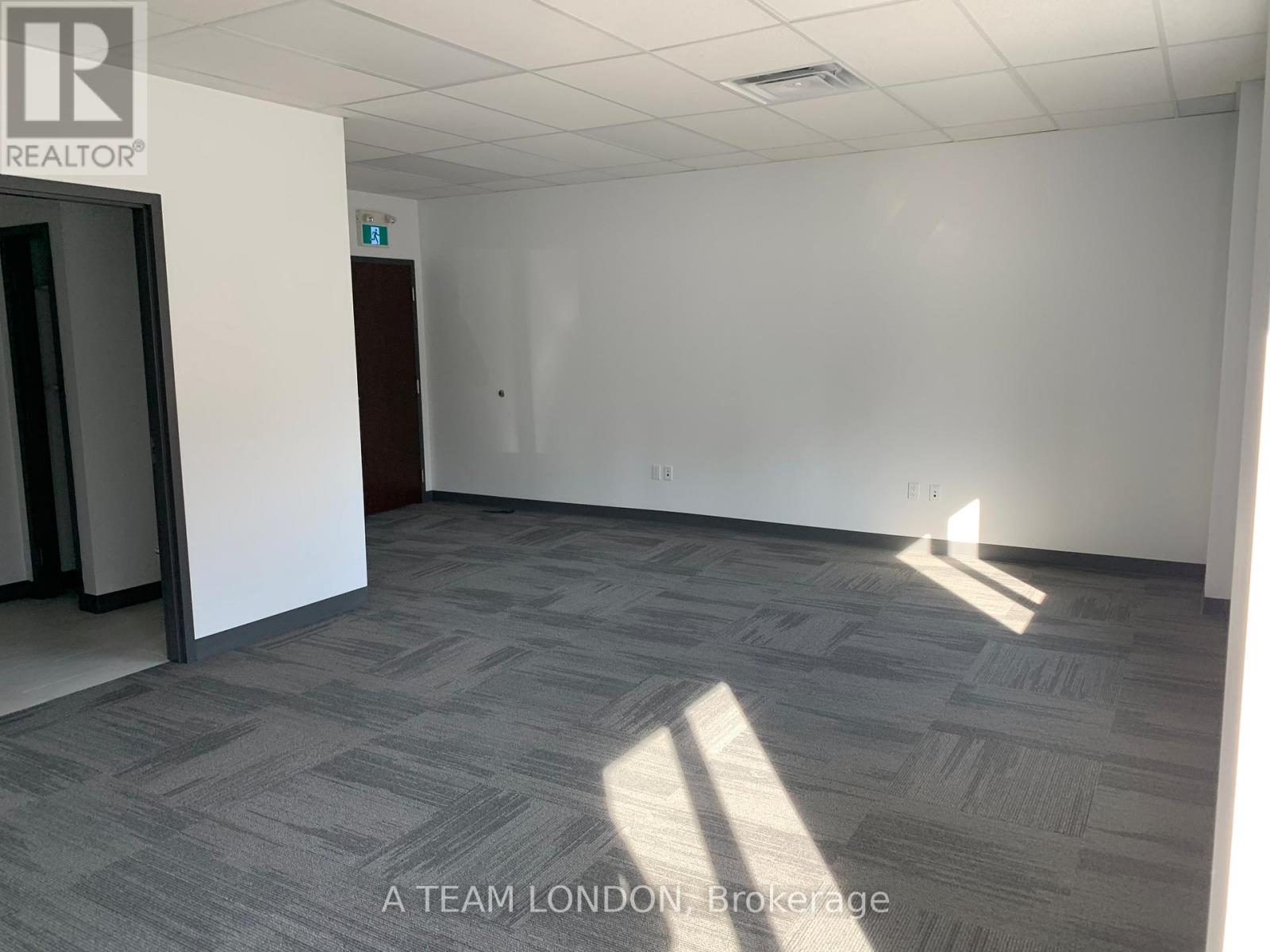 102 – 382 WELLINGTON STREET W