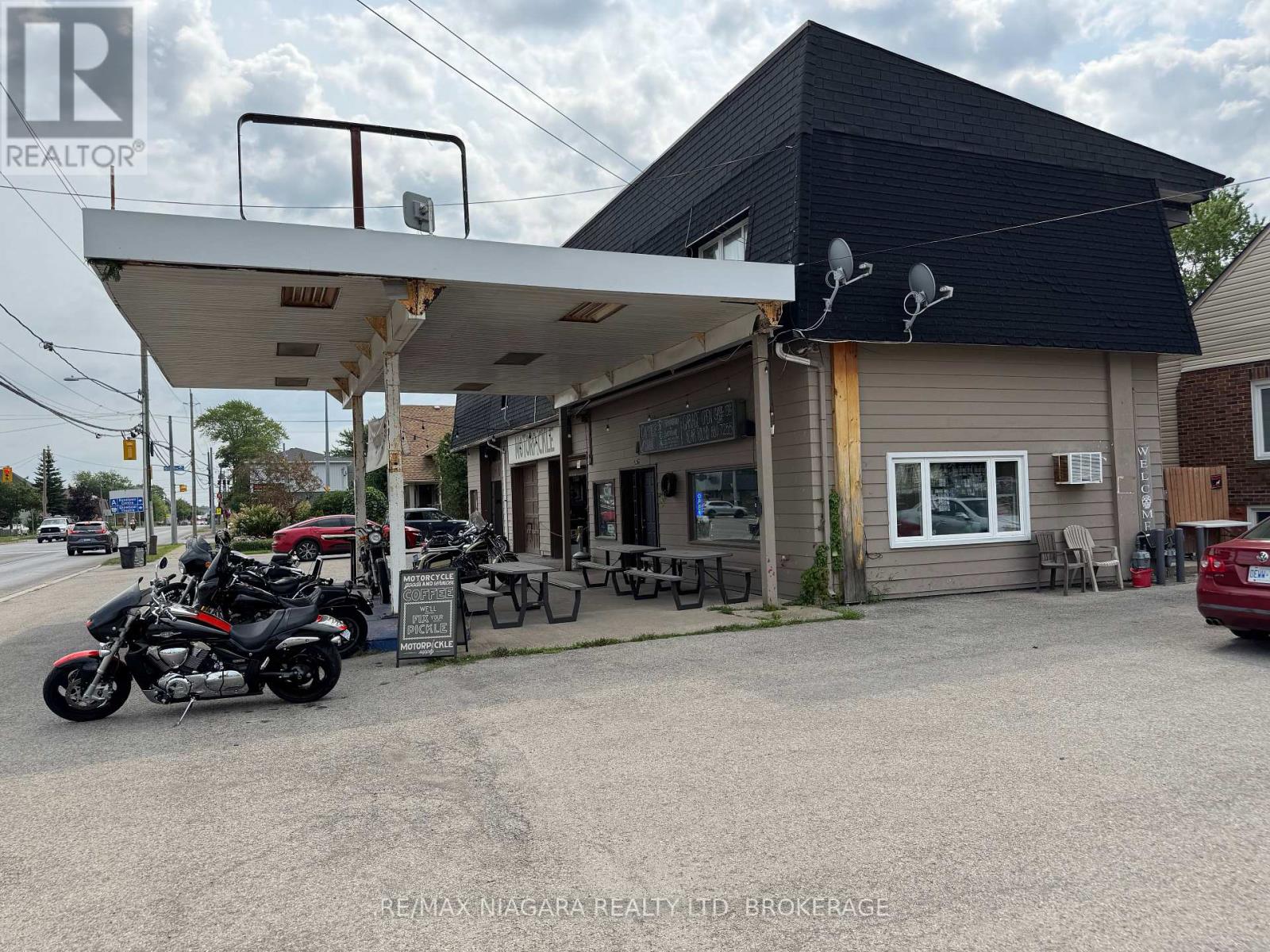 496 MAIN STREET W
