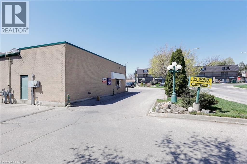 780 DUNDAS Street