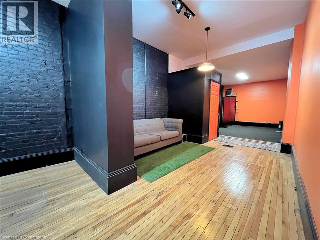 319 KING Street E