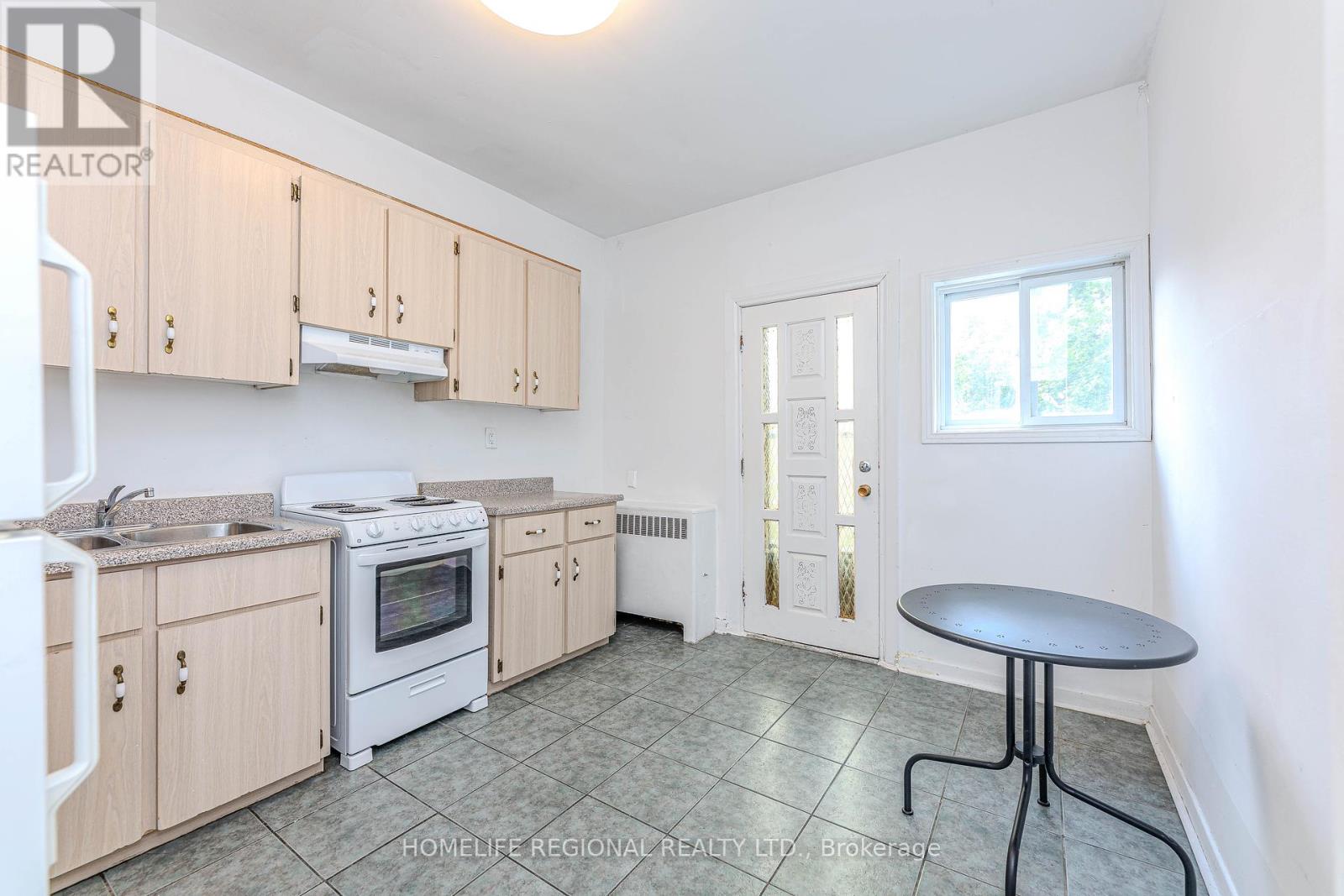 2ND FLOOR – 1573 DUNDAS STREET W