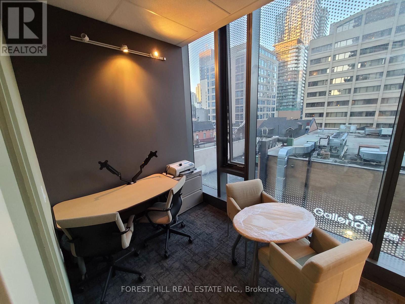 313 – 15 WELLESLEY STREET W