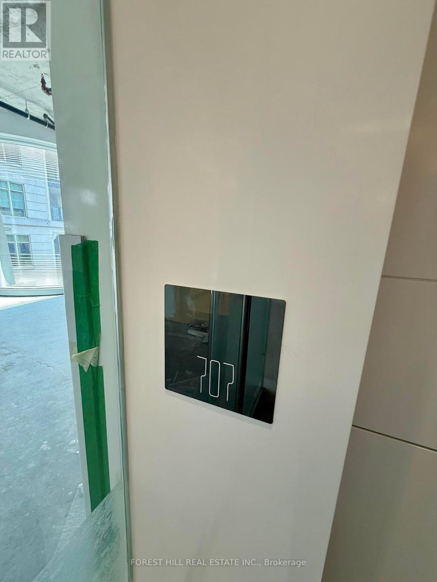 707 – 7 ST THOMAS STREET