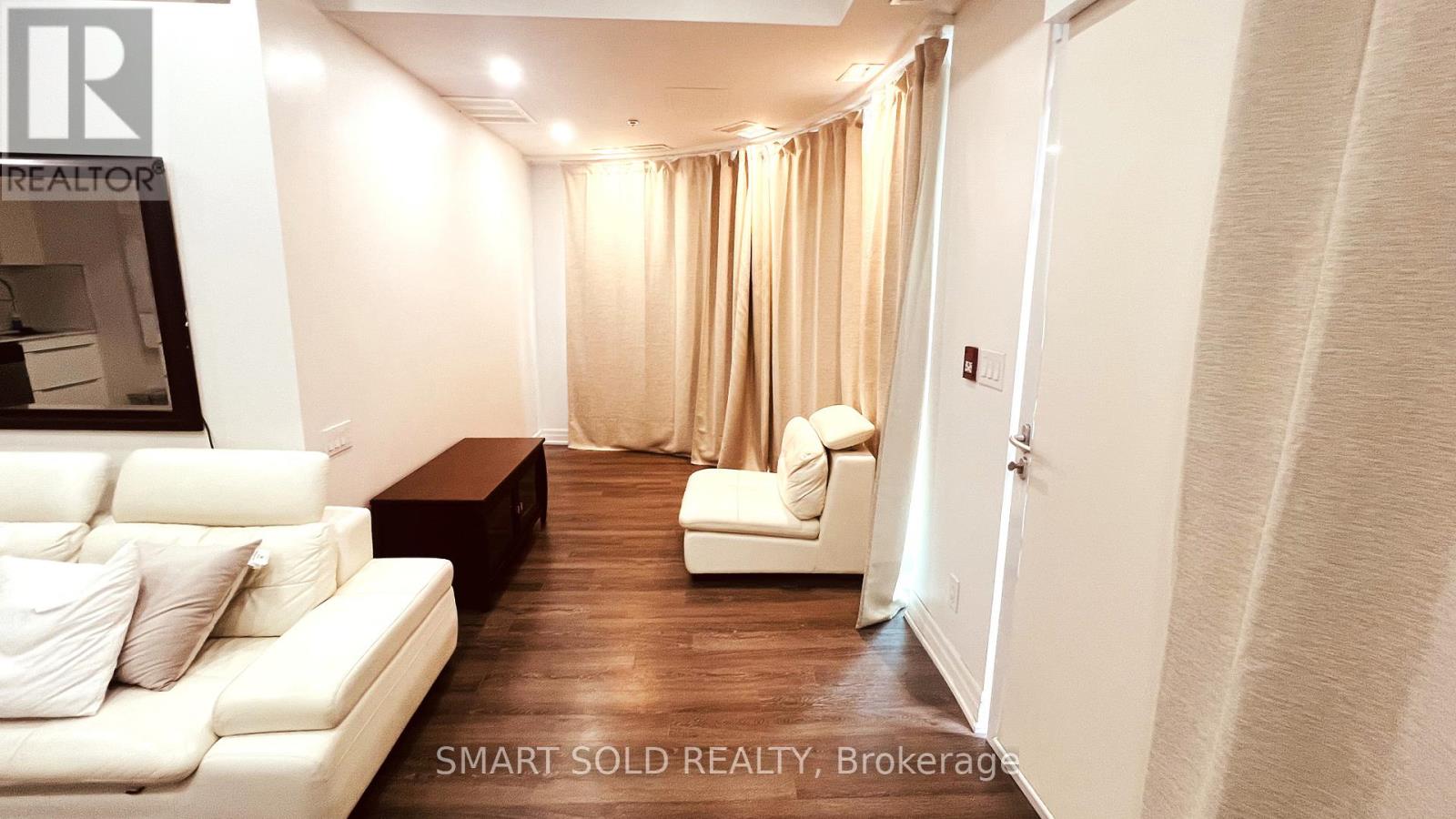 4 – 722 SHEPPARD AVENUE W