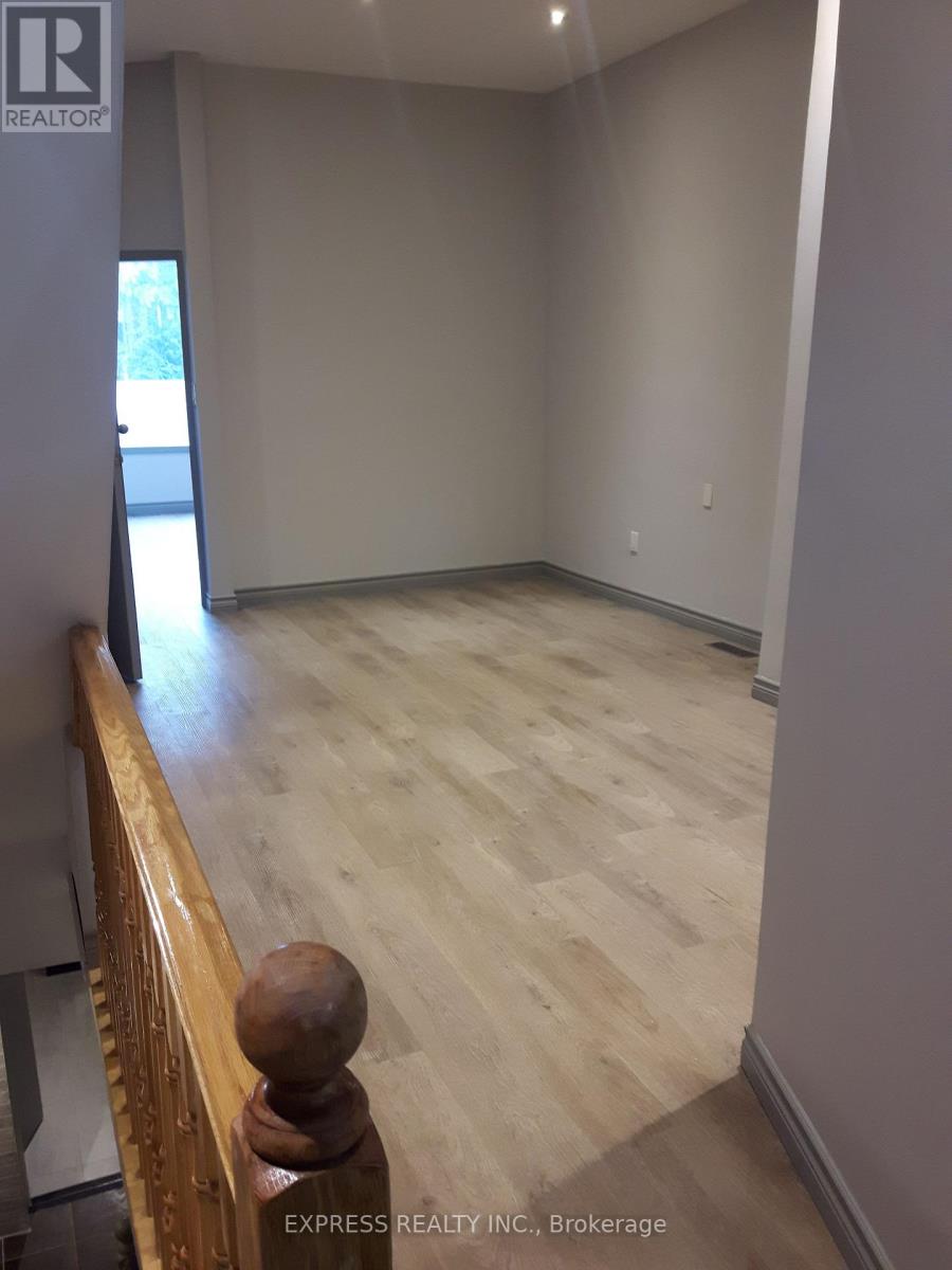 UPPER – 304 BROADVIEW AVENUE E