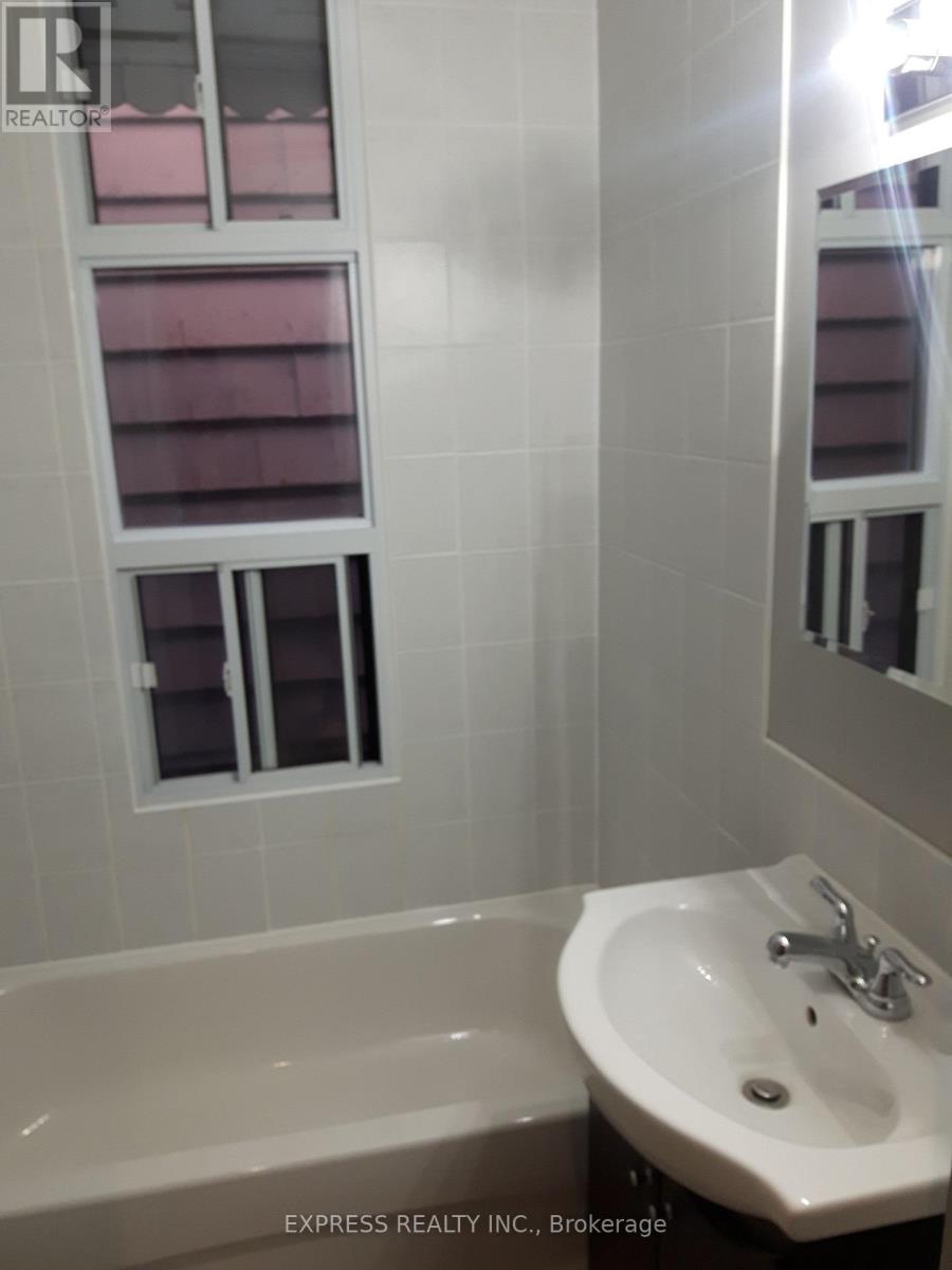 UPPER – 304 BROADVIEW AVENUE E