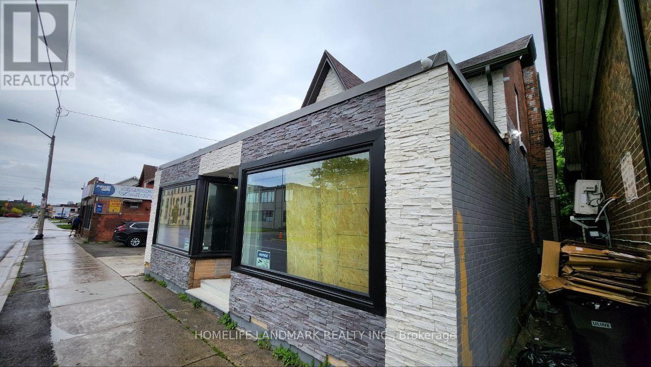 C1 – 325 SIMCOE STREET S