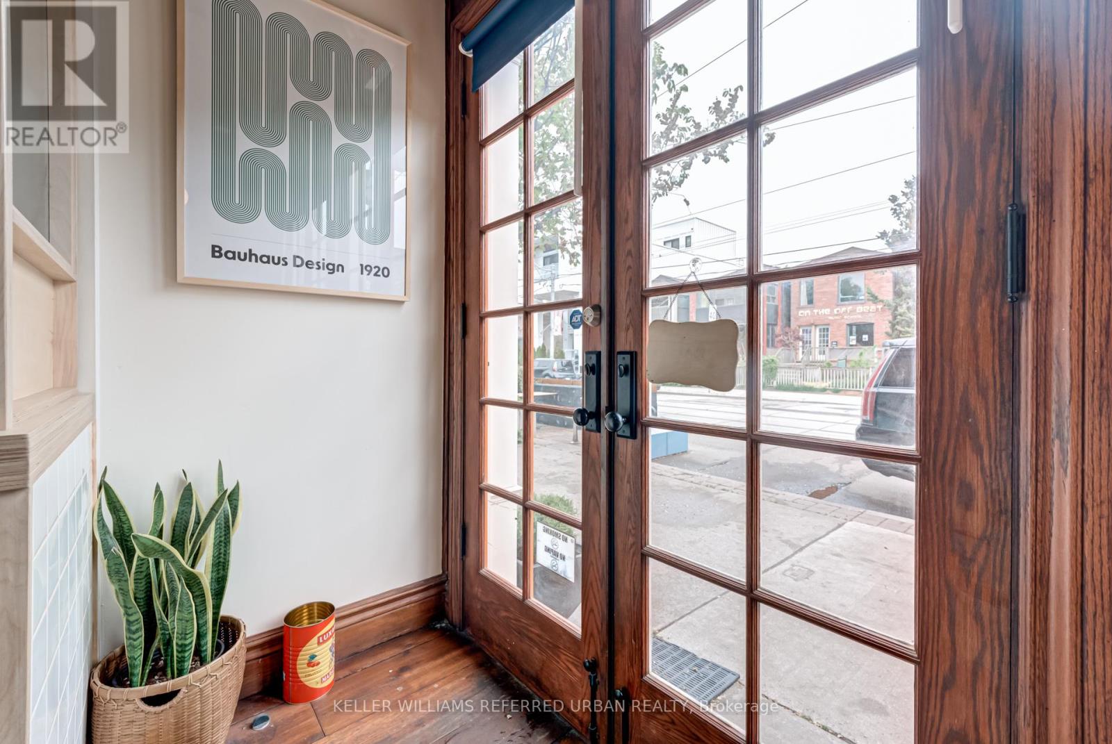 1118 QUEEN STREET E