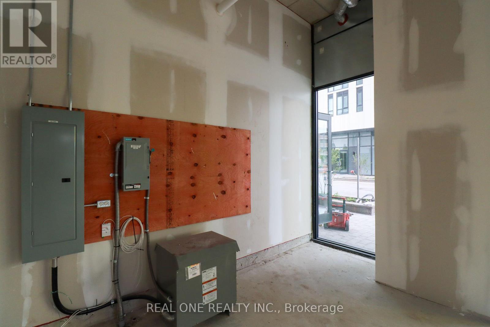 R01 – 3431 SHEPPARD AVENUE E
