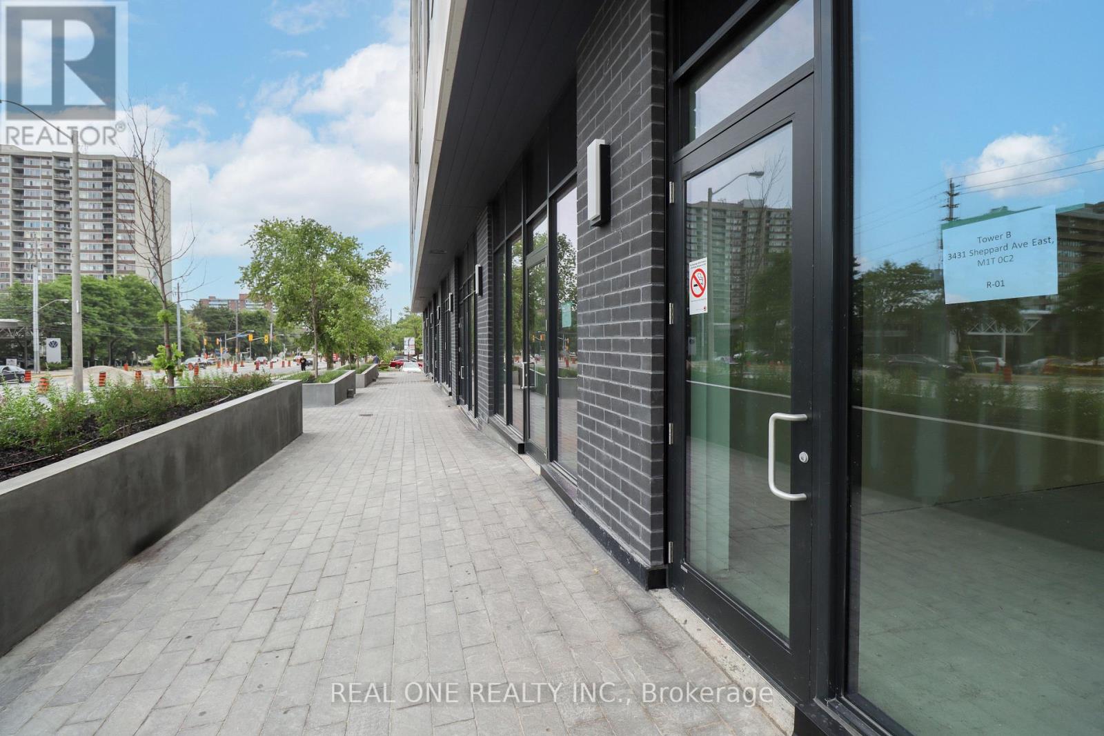 R01 – 3431 SHEPPARD AVENUE E