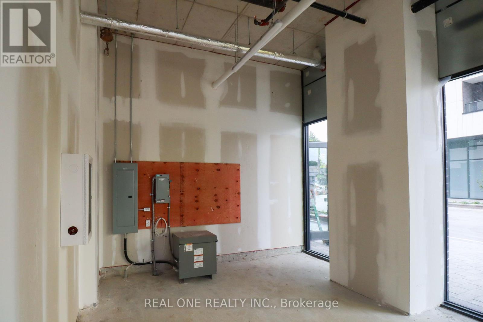 R01 – 3431 SHEPPARD AVENUE E