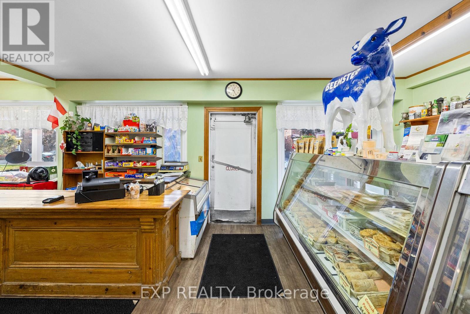 28 BUCKINGHAM AVENUE