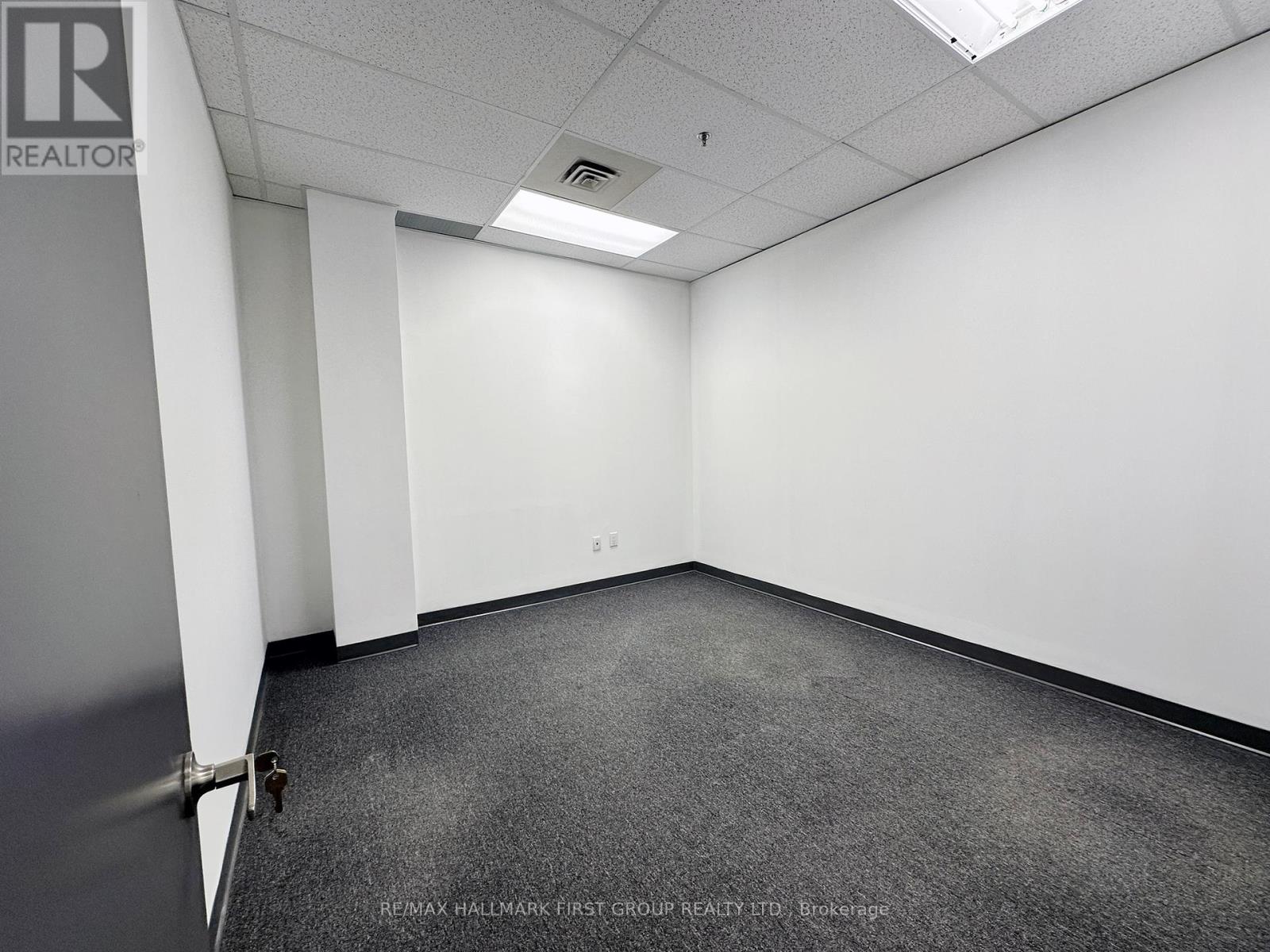 #8 – 209 DUNDAS STREET E