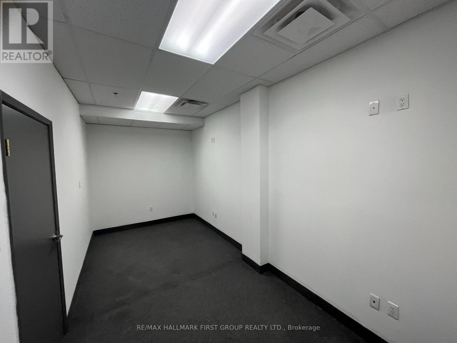 #8 – 209 DUNDAS STREET E