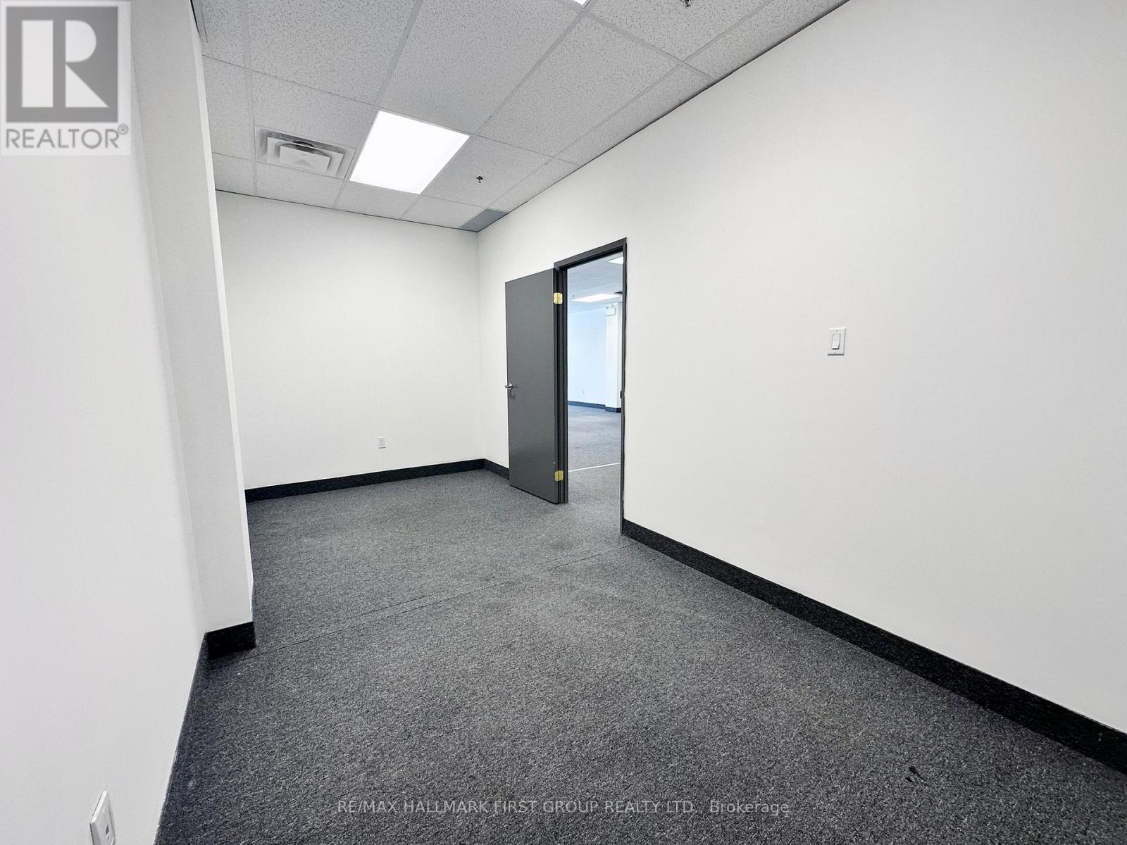 #8 – 209 DUNDAS STREET E
