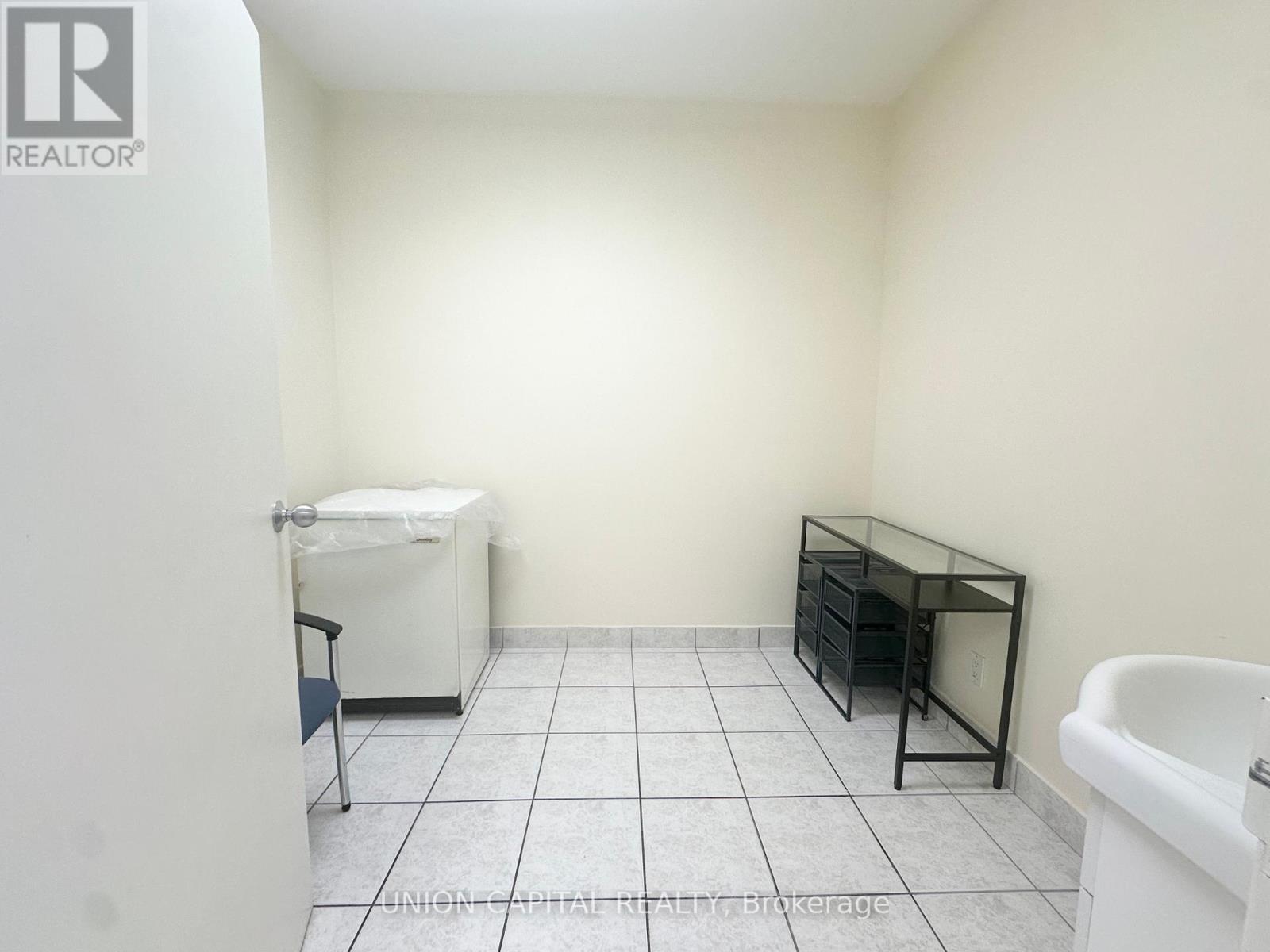 2811 EGLINTON AVENUE E