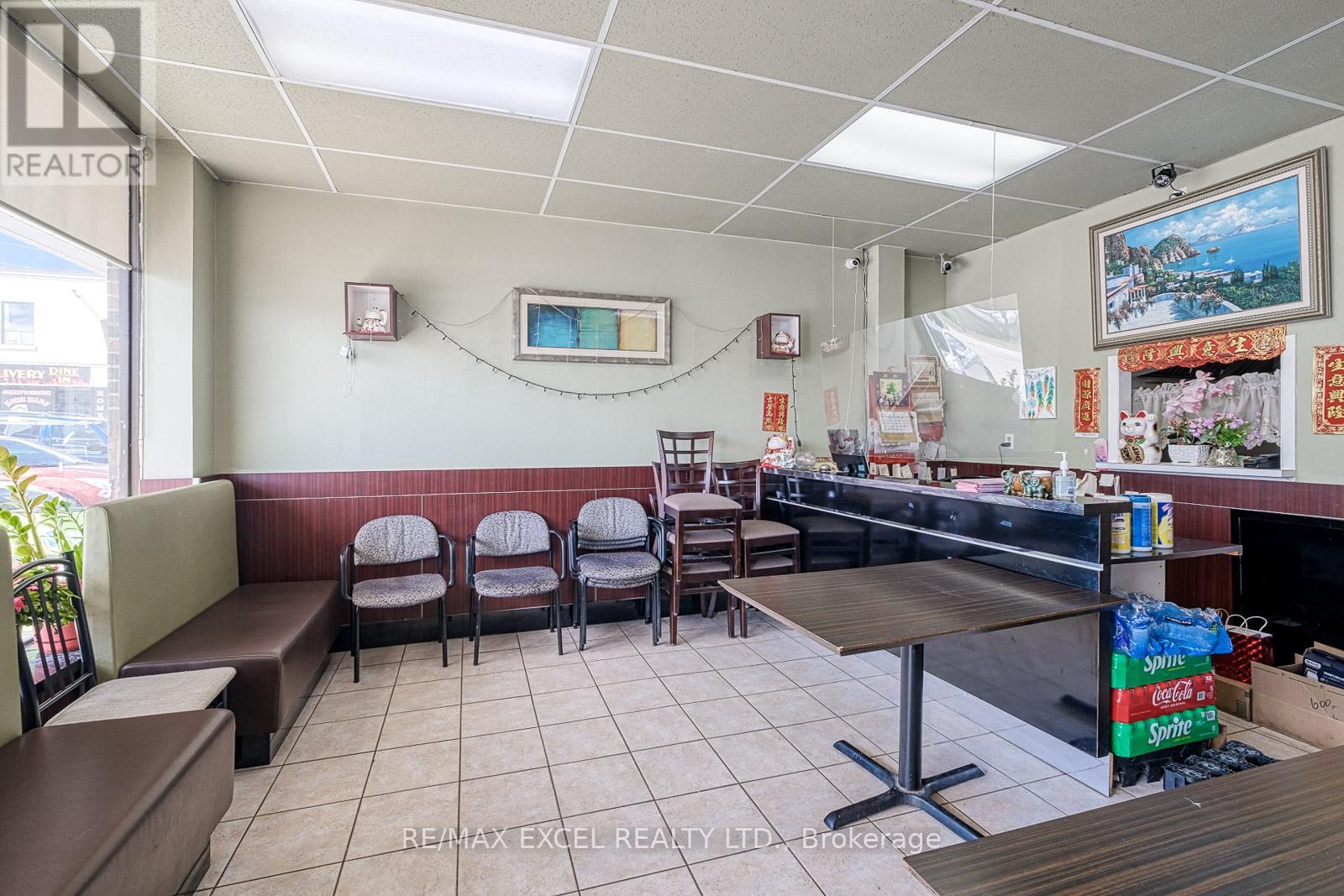 9 – 213 THE QUEENSWAY ROAD S