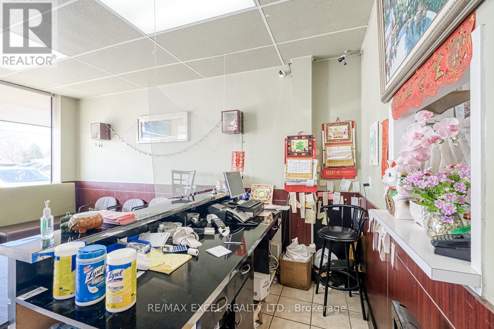 9 – 213 THE QUEENSWAY ROAD S