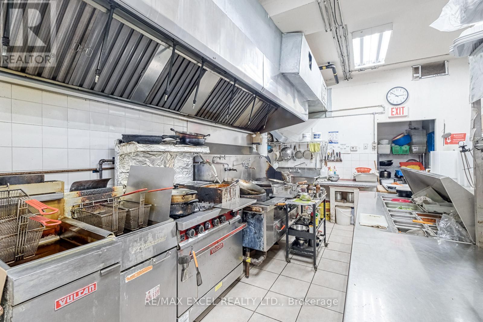 9 – 213 THE QUEENSWAY ROAD S