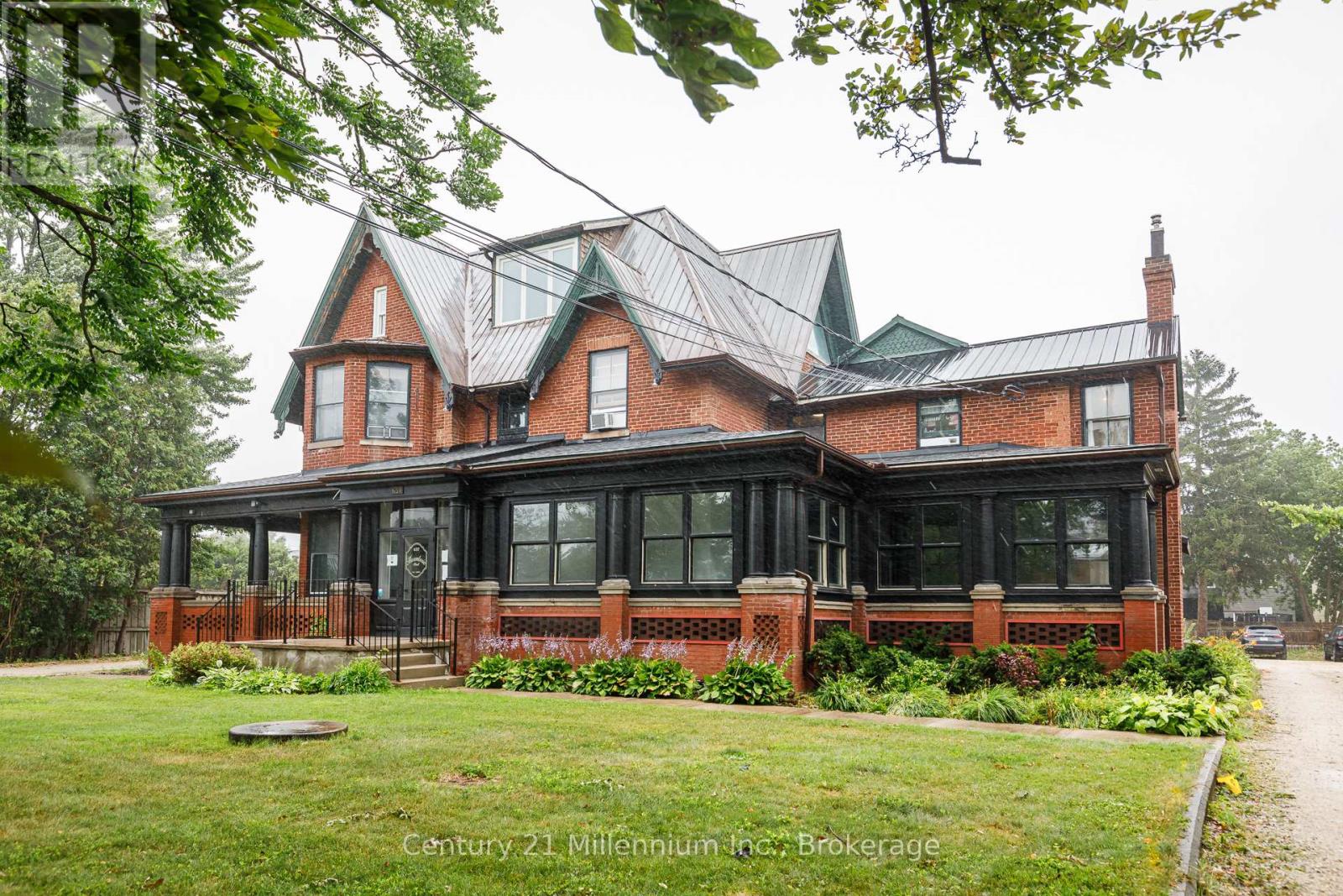 101 – 637 HURONTARIO STREET
