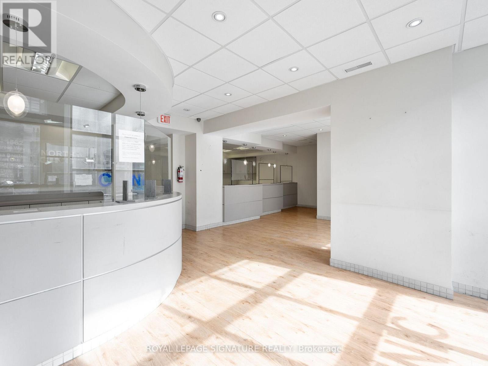 1560- 1562 QUEEN STREET W