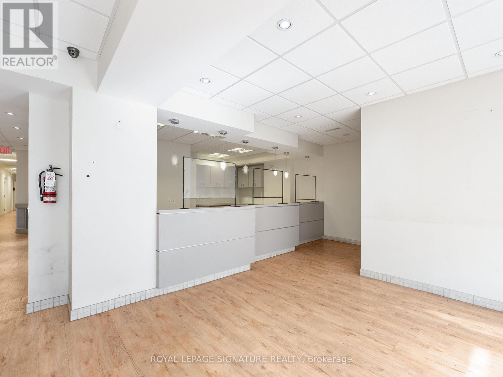 1560- 1562 QUEEN STREET W