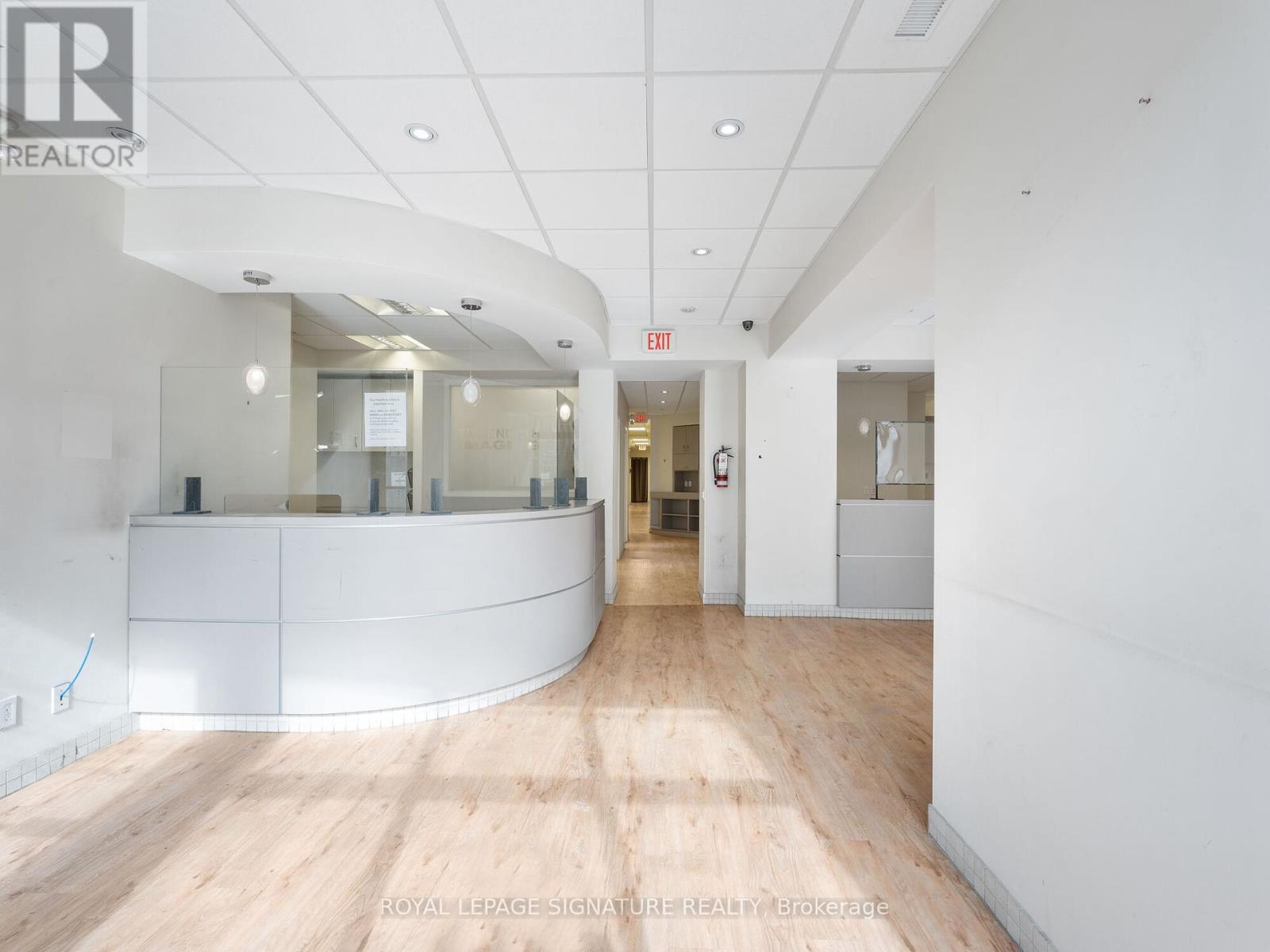 1560- 1562 QUEEN STREET W