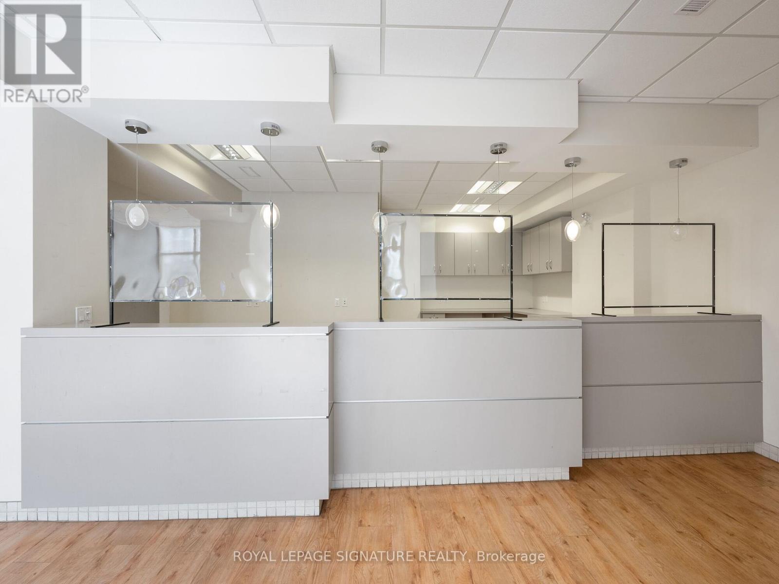 1560- 1562 QUEEN STREET W
