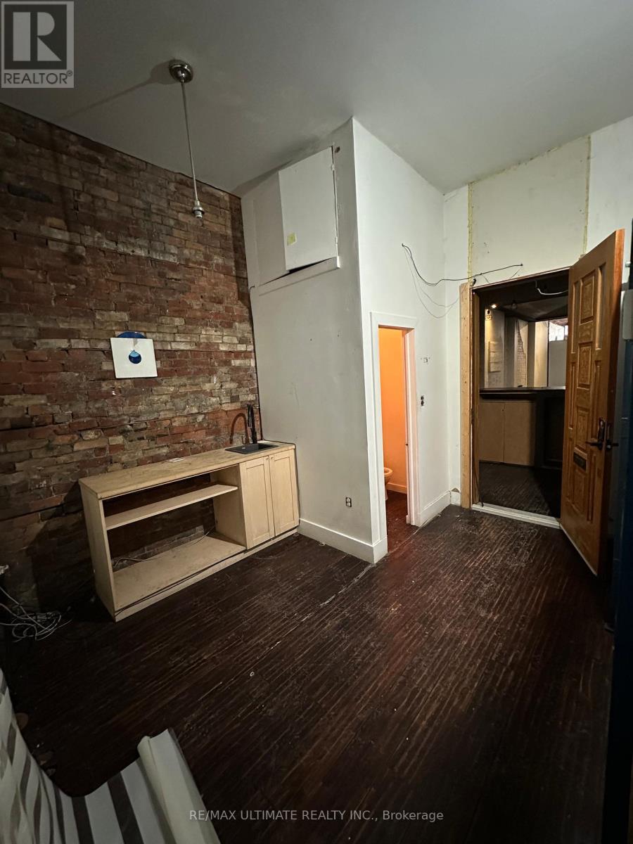 1275 QUEEN STREET W