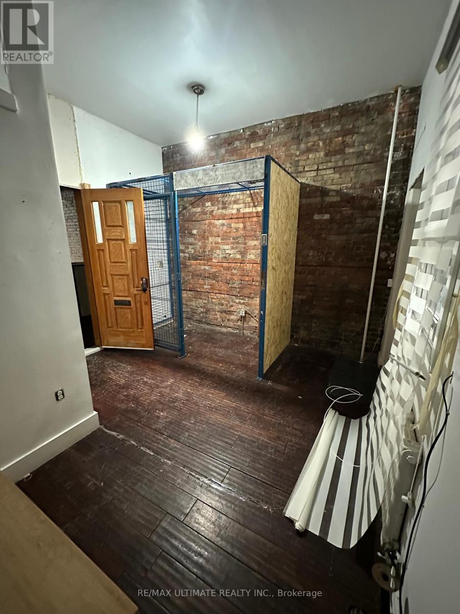 1275 QUEEN STREET W
