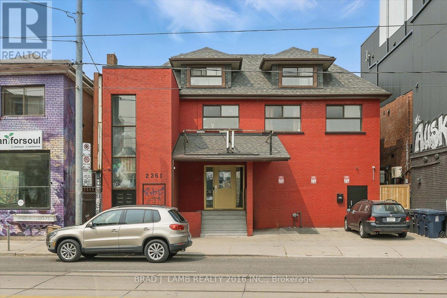 2261 DUNDAS STREET W