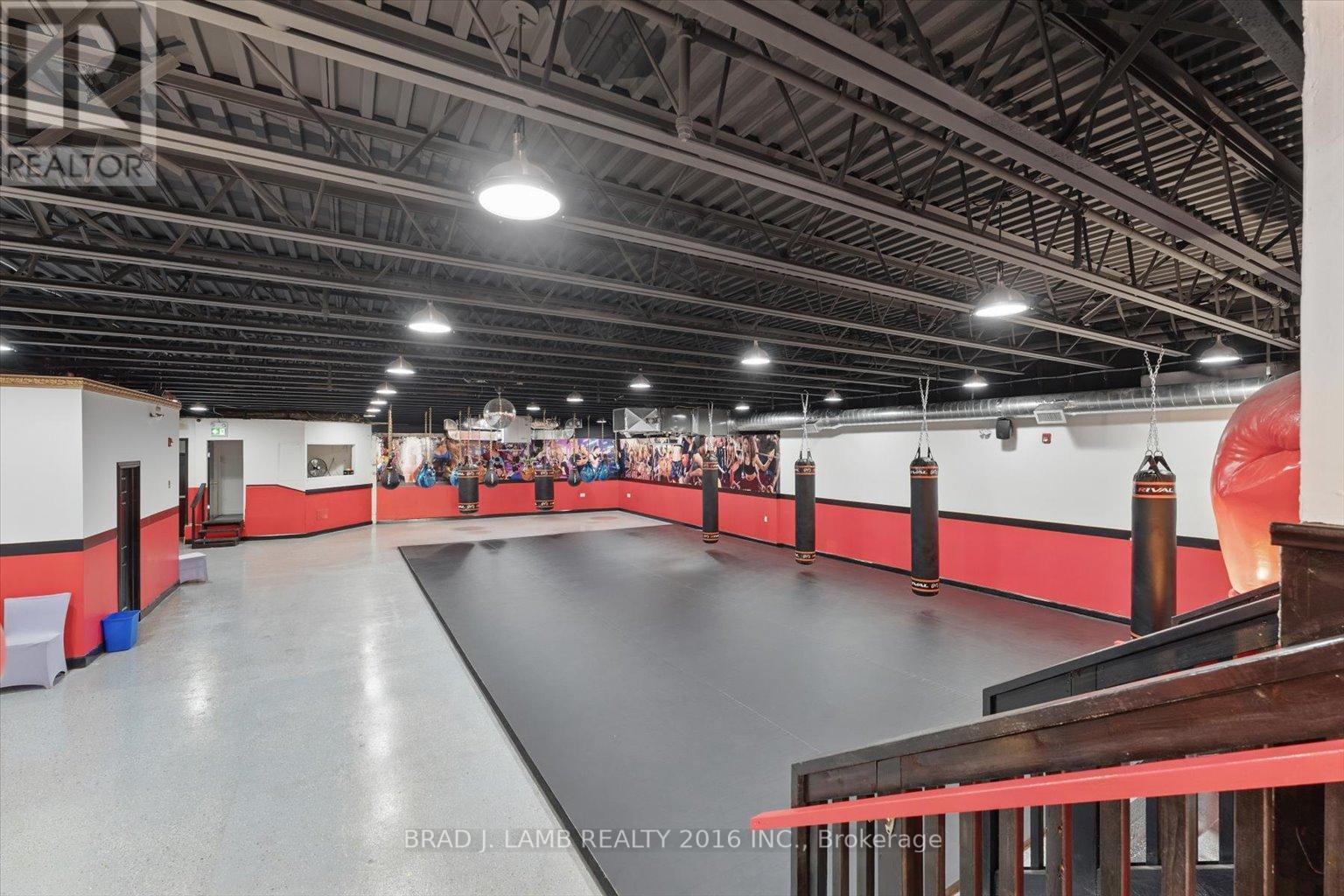 2261 DUNDAS STREET W