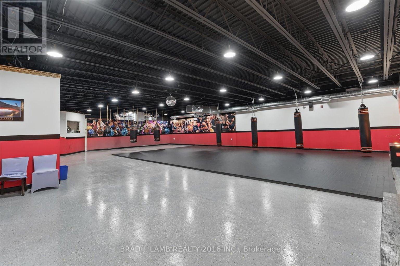 2261 DUNDAS STREET W