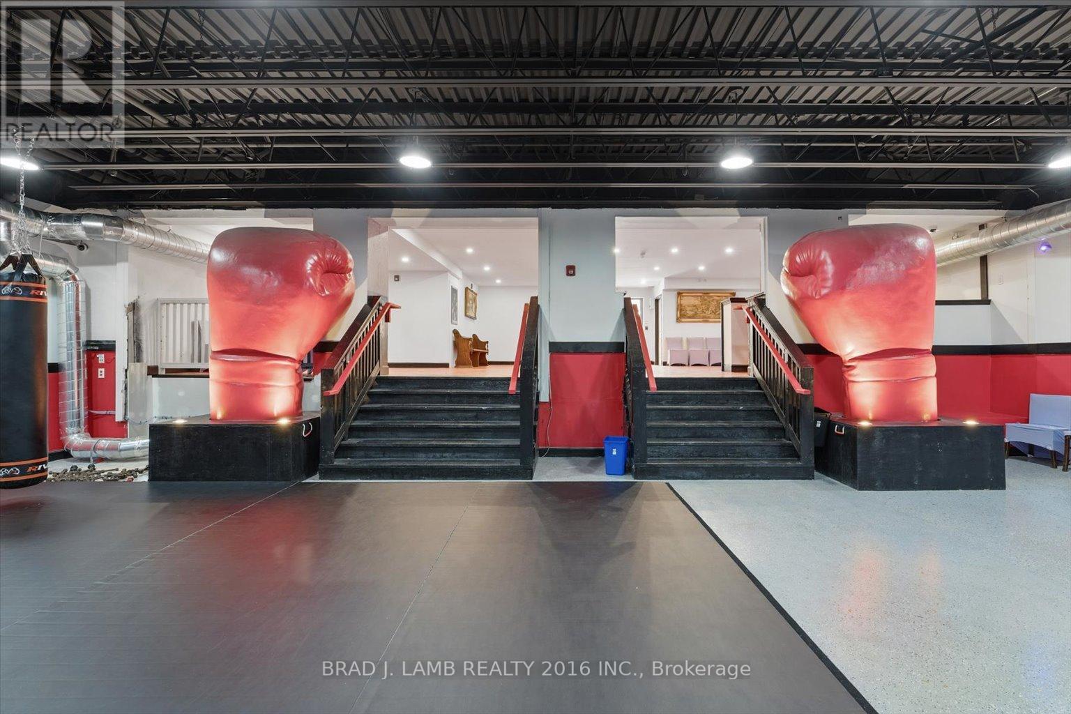 2261 DUNDAS STREET W