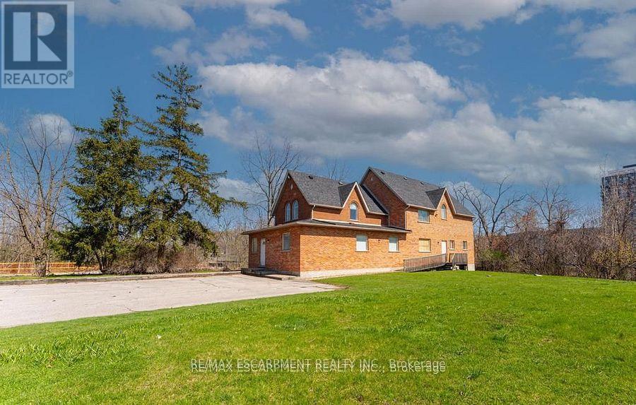 MAIN FLOOR – 923 BRANT STREET