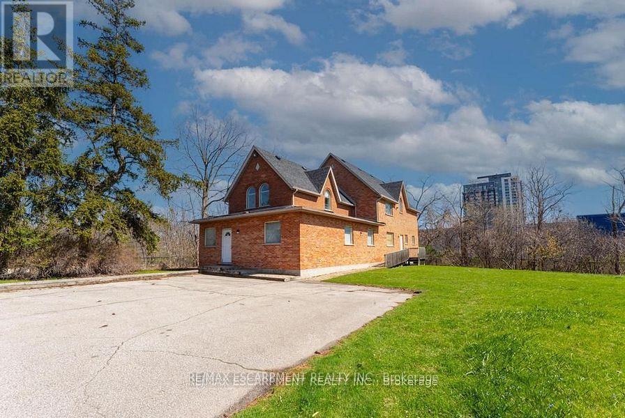 MAIN FLOOR – 923 BRANT STREET