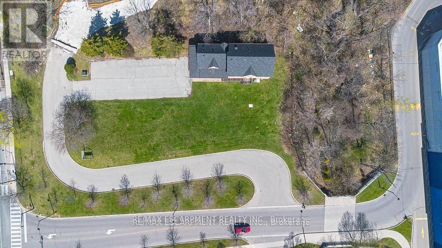 MAIN FLOOR – 923 BRANT STREET