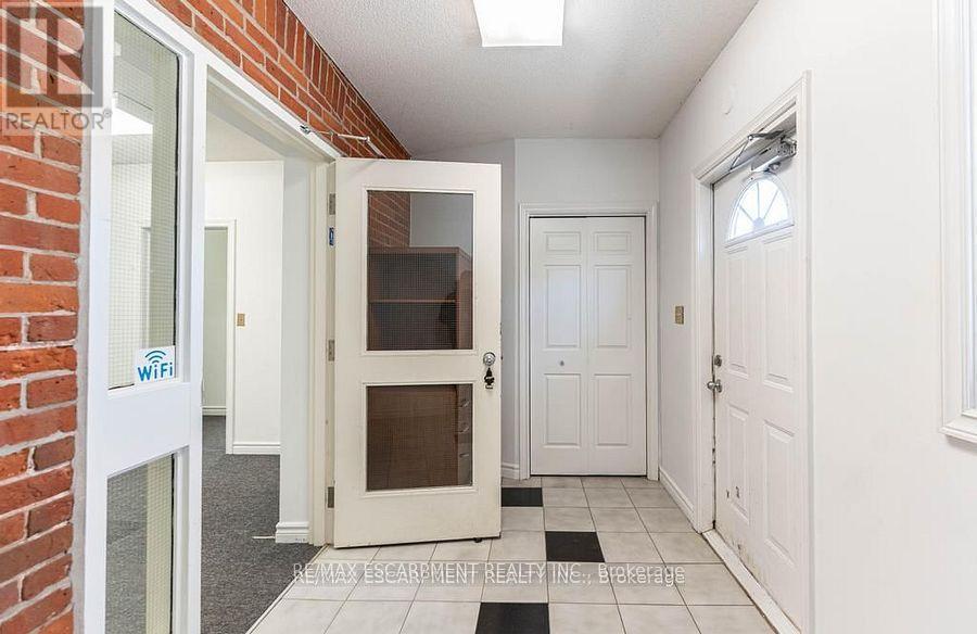 MAIN FLOOR – 923 BRANT STREET