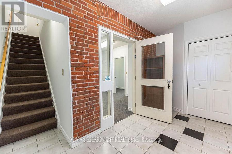 MAIN FLOOR – 923 BRANT STREET