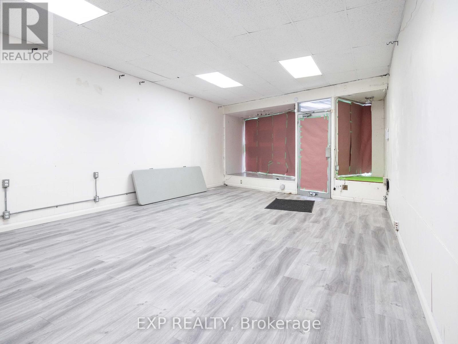 3052 DUNDAS STREET W