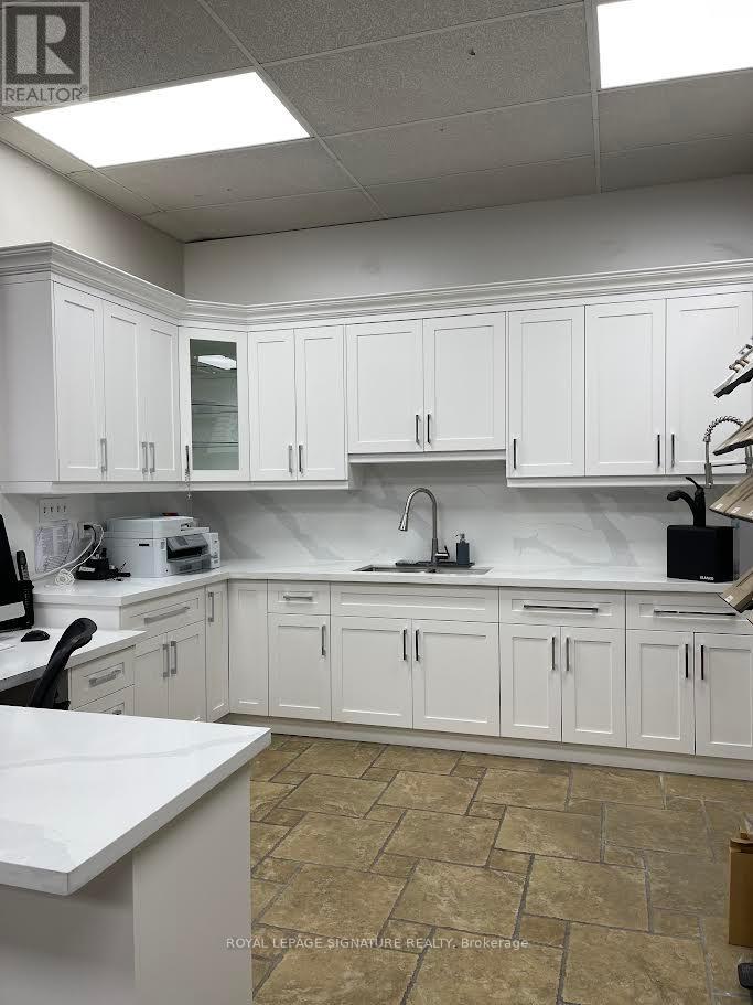 1862 DUNDAS STREET E