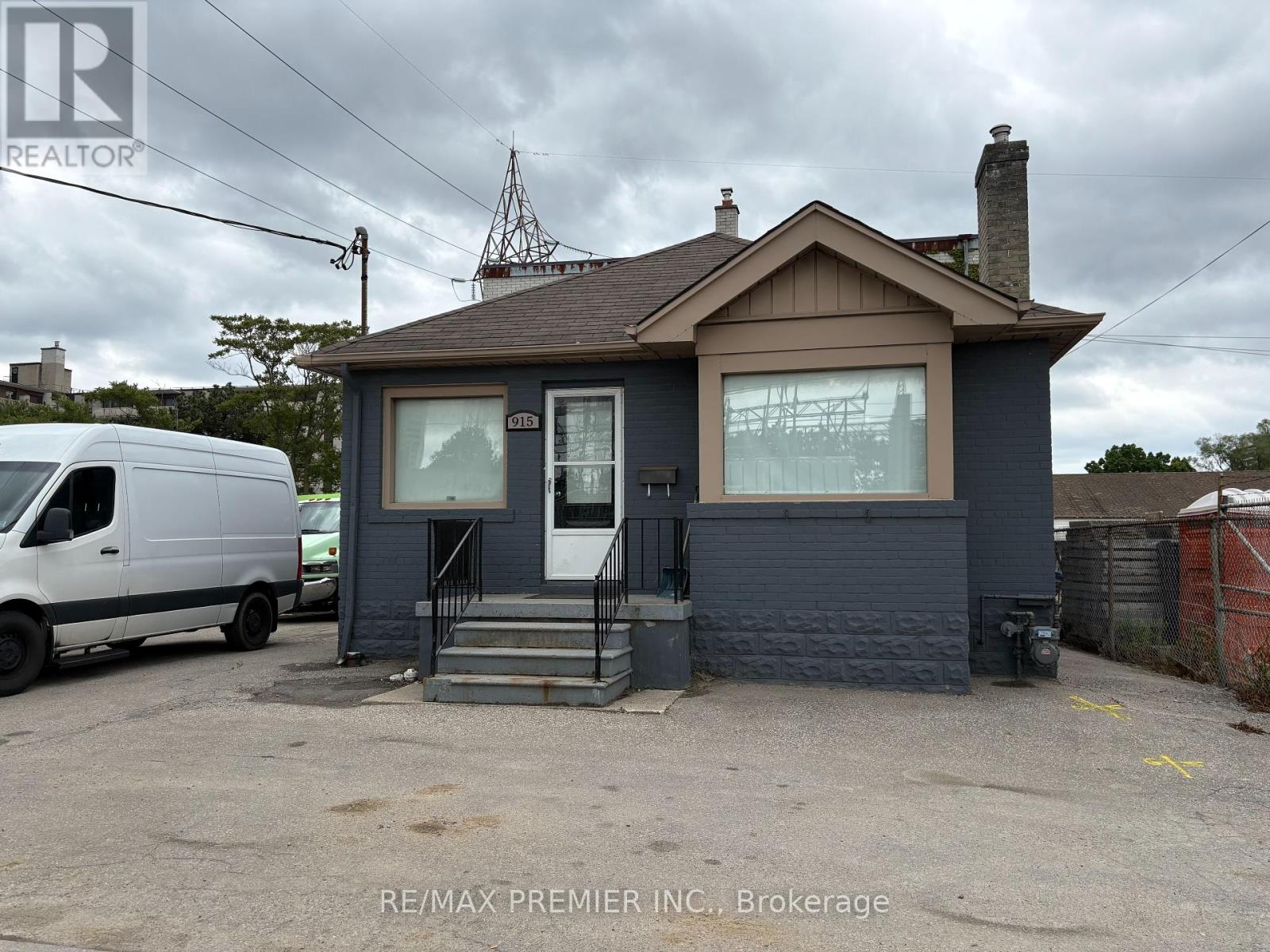 915 ROSELAWN AVENUE