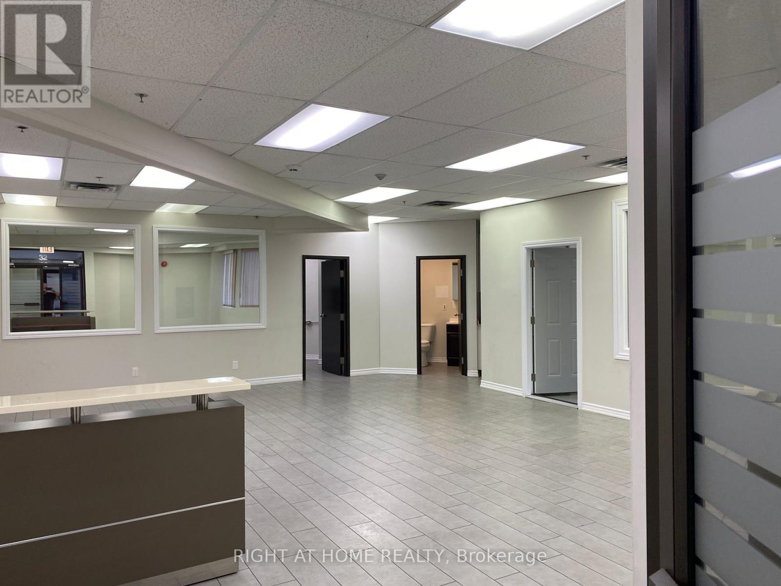 32 – 2800 SKYMARK AVENUE