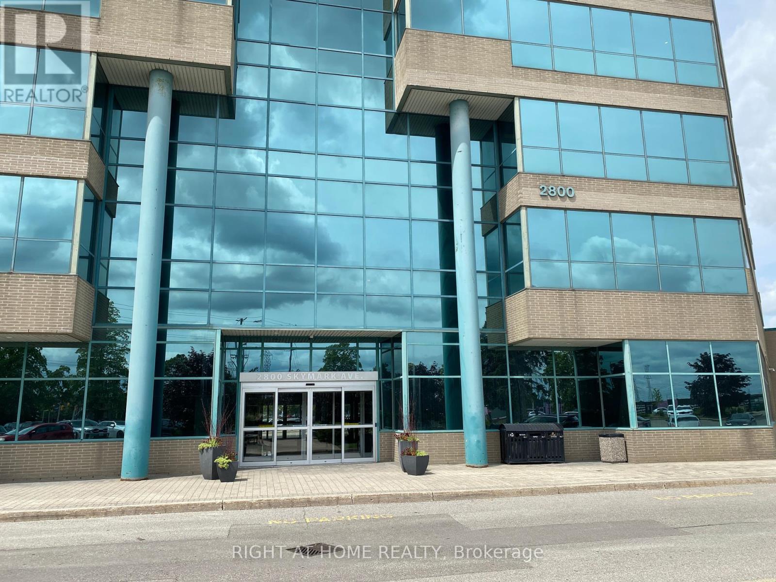 32 – 2800 SKYMARK AVENUE